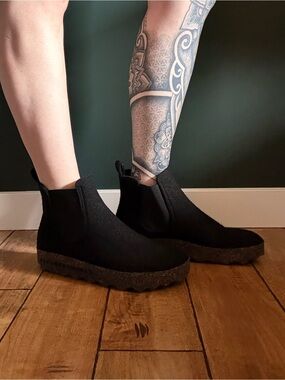 Asportuguesas // Black Slip-On Chelsea Boots // Sustainable